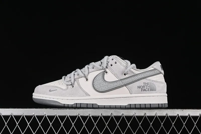 All categories Nk SB Dunk Series Nk SB Dunk Low High-end customized low-top sneakers Nk SB Dunk Low North Face joint-Zhubahui Anniversary high-end customized low-top casual sneakers XX2025-327